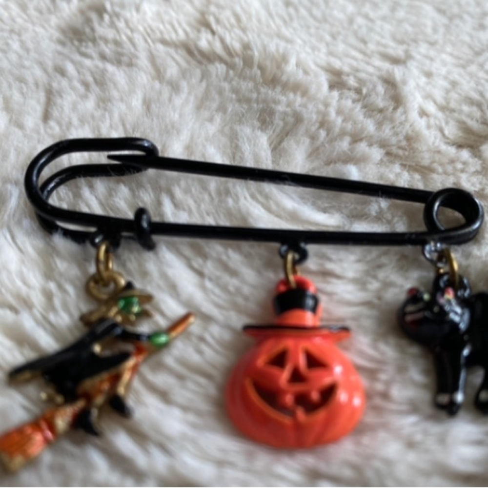 HALLOWEEN Charm Pin Brooch - Picture 7 of 7